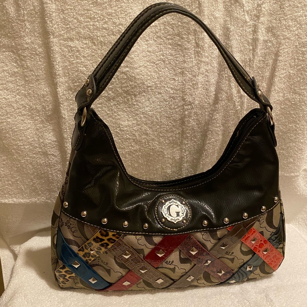 Every day shoulder bag looks like a Guess Purse  never been used brand new.